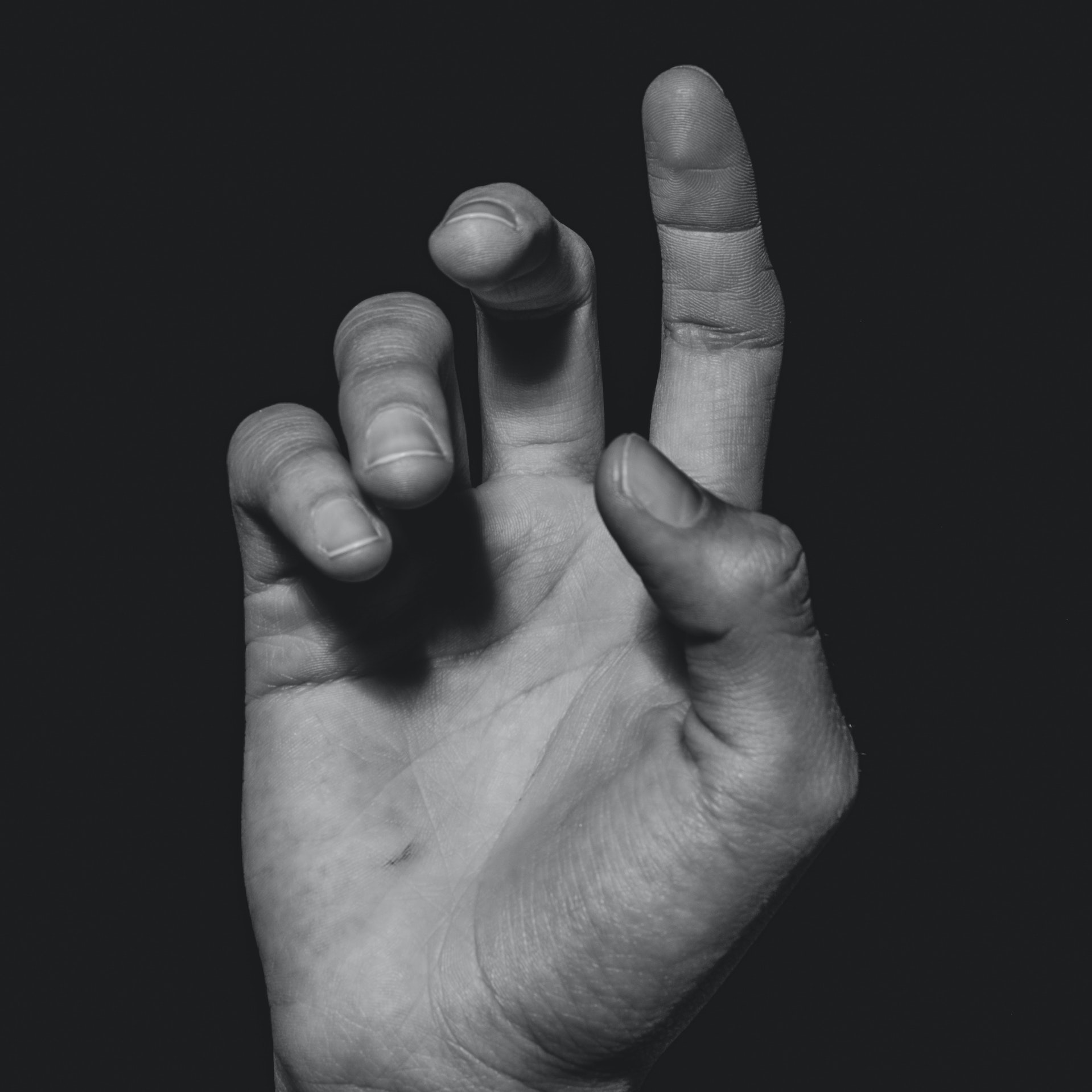 Main qui lève le doigt en noir et blanc